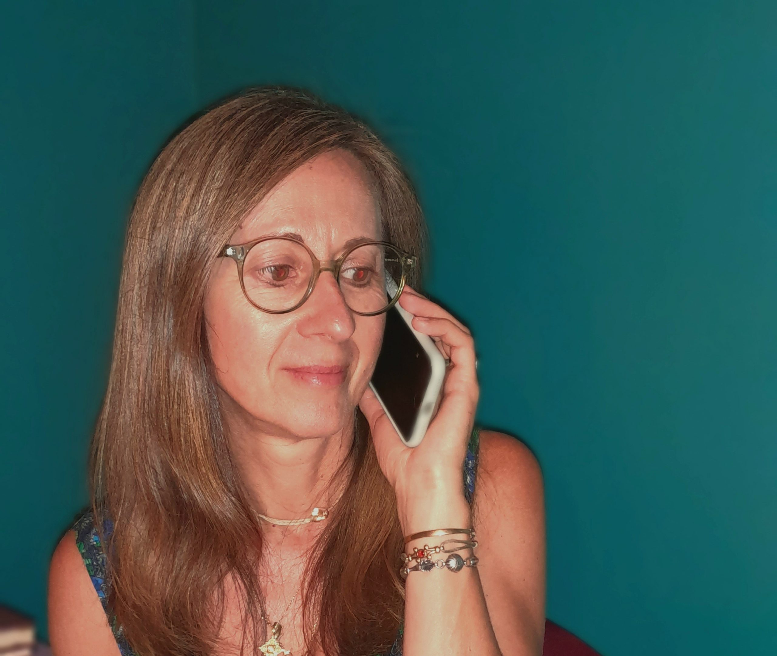 Cathy Villant psycho-énergéticienne au téléphone présentant ses fabuleux outils à sa cliente